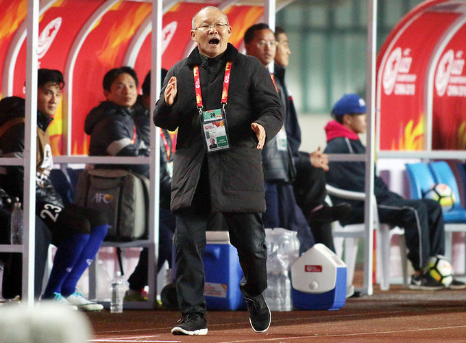 HLV Park Hang-seo nép sau khu kỹ thuật, vì quá căng thẳng cuối trận